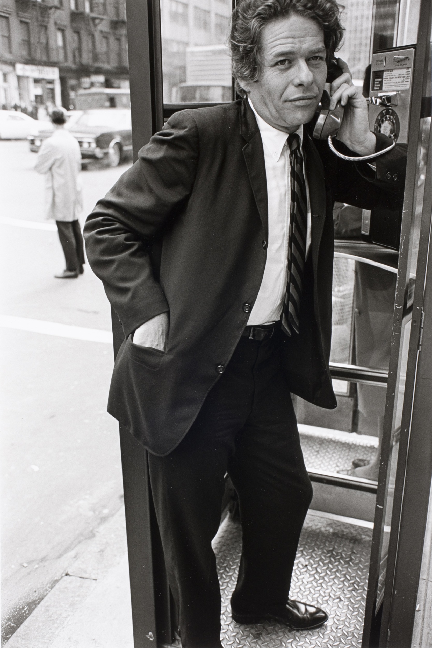 Garry Winogrand au téléphone dans une cabine téléphonique à New York